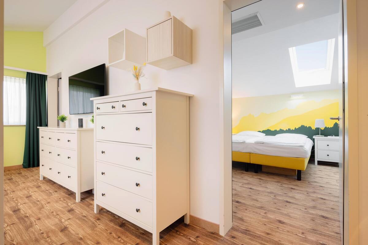 premium bedding, in-room safe, desk, laptop workspace