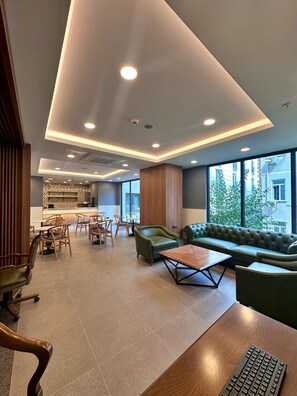 Chambre Double ou avec lits jumeaux (Bathtub or Shower) | Coin séjour | Télévision LCD