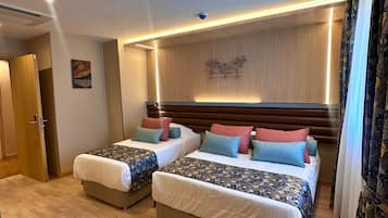 Ropa de cama de alta calidad, minibar, caja fuerte y escritorio