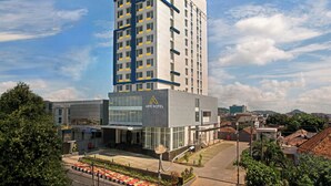 A modern hotel with a prominent Art Hotel sign, a central courtyard, and a view of the surrounding cityscape.