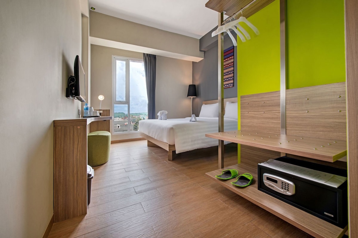 In-room safe, desk, free WiFi