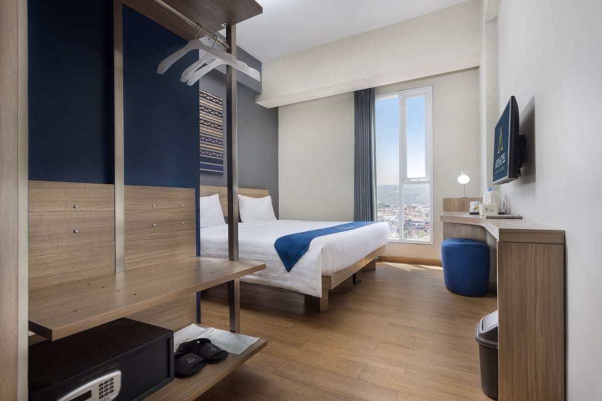 In-room safe, desk, free WiFi