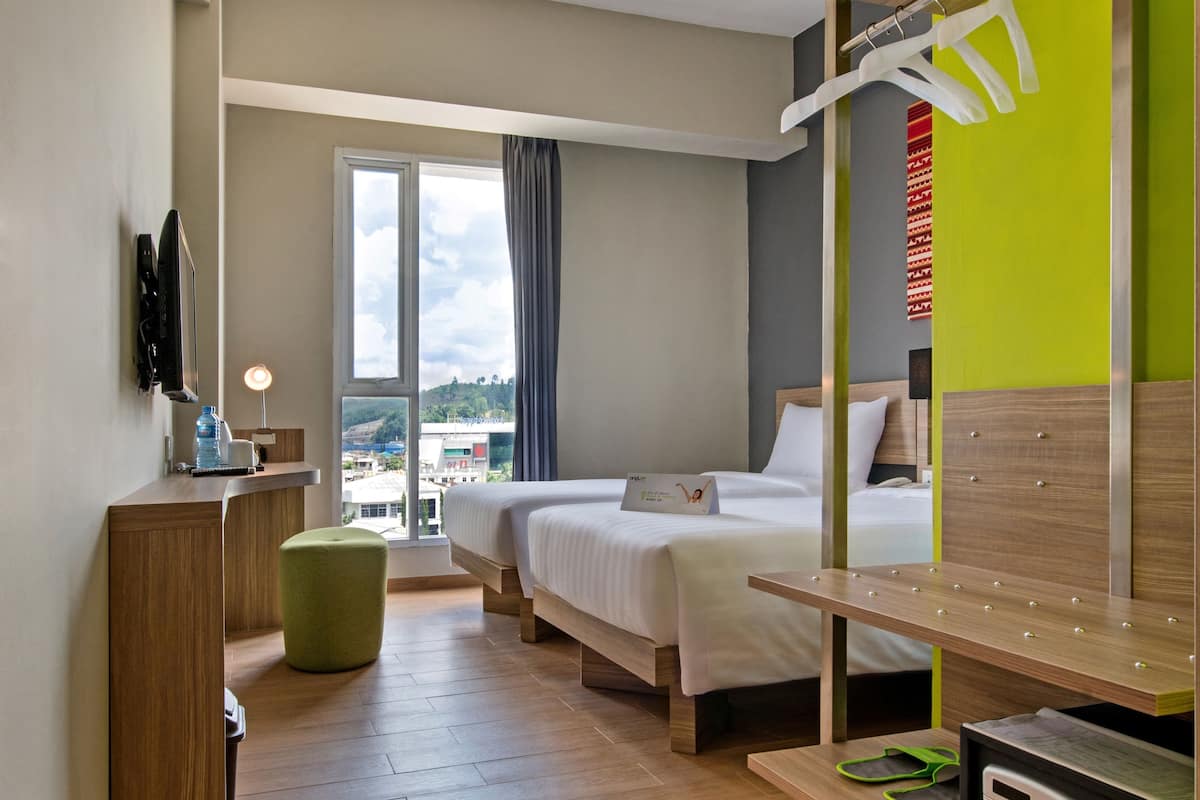 In-room safe, desk, free WiFi