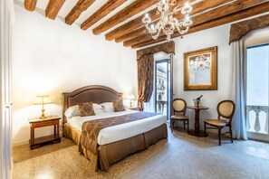 Premium appartement, 1 slaapkamer | 1 slaapkamer, individueel gemeubileerd, een bureau, geluiddichte muren