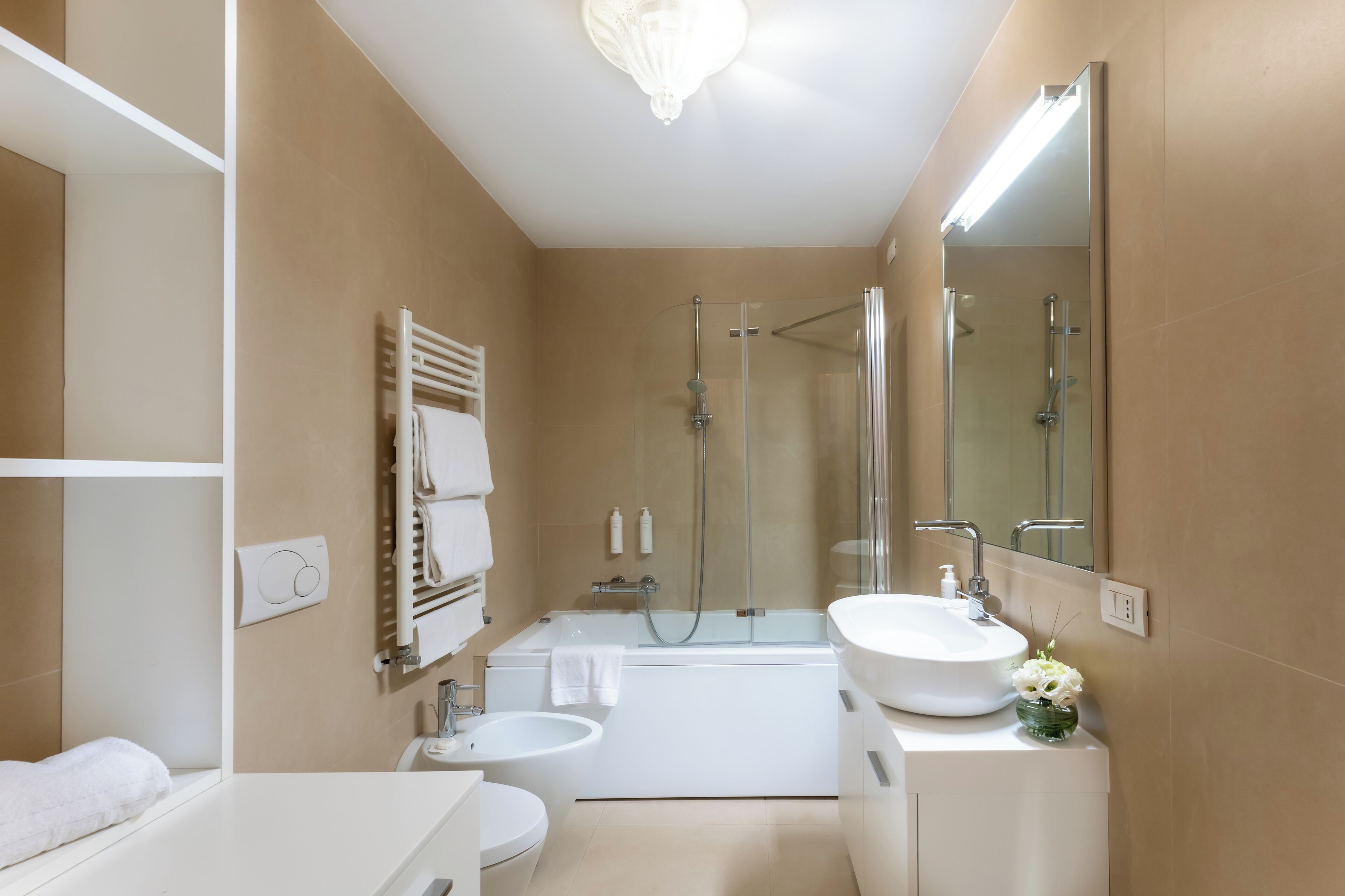 Un bagno moderno con vasca, lavabo e water.