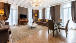 Una sala de estar moderna con un sofá, una mesa de centro y un comedor.