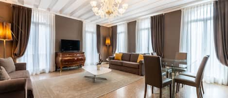 Executive appartement, 2 slaapkamers | Woonruimte | Een flatscreentelevisie