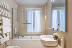 Superior maisonnette, 3 slaapkamers, terras | Badkamer | Gratis toiletartikelen, een haardroger, een bidet, handdoeken
