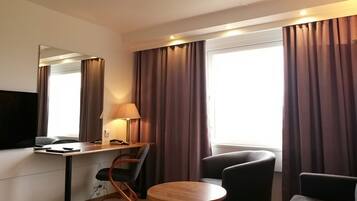 Single Room | Living area | Flat-screen TV