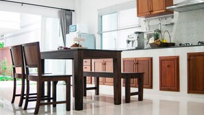 Familievilla, 2 soverom, kjøkken | Spiseområde på rommet