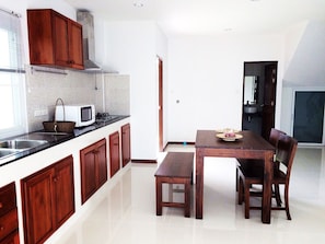 Villa familiar, 2 habitaciones, cocina | Servicio de comidas en la habitación