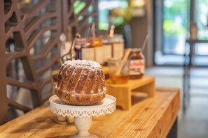 بوفيه فطور يوميًا بتكلفة قدرها (18 EUR للشخص)