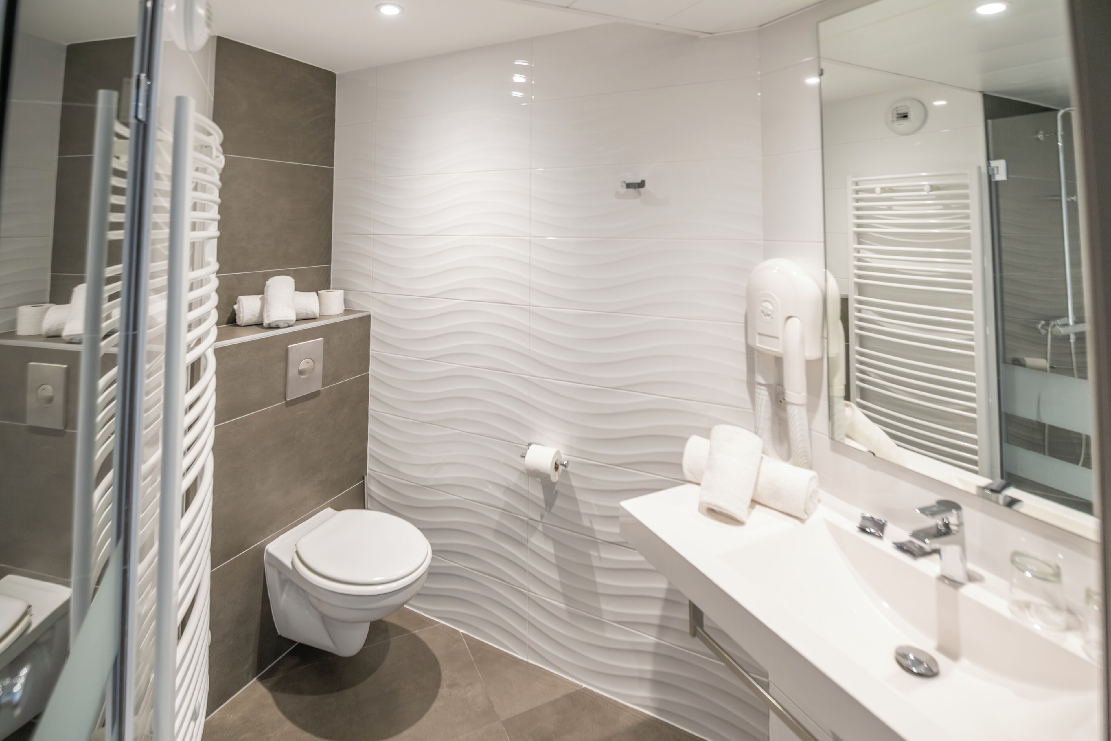 rainfall showerhead, free toiletries, hair dryer, towels