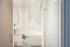 Premium bedding, in-room safe, individually decorated, desk - Brit Hotel Le Lodge (Strasbourg)