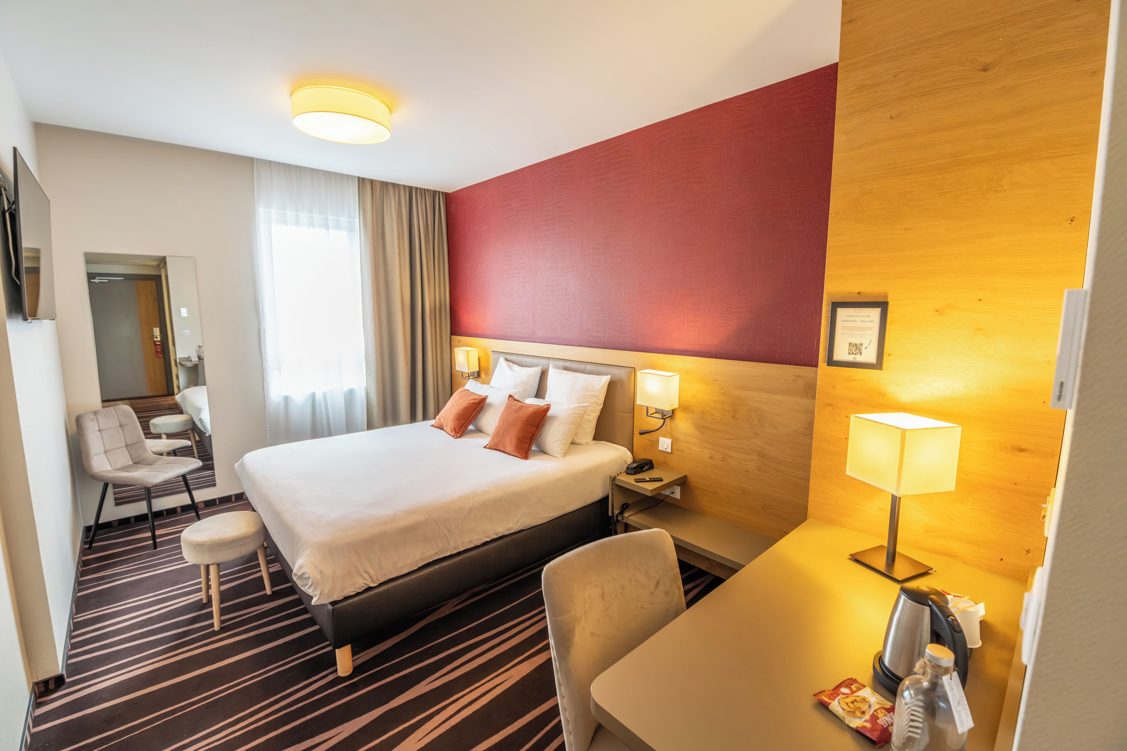 Habitación Confort doble | Ropa de cama de alta calidad, caja fuerte, decoración individual