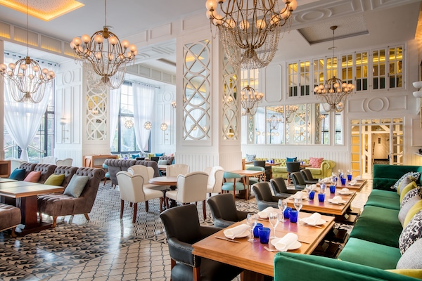 2 restaurantes; se sirven desayunos, almuerzos y cocina mediterránea