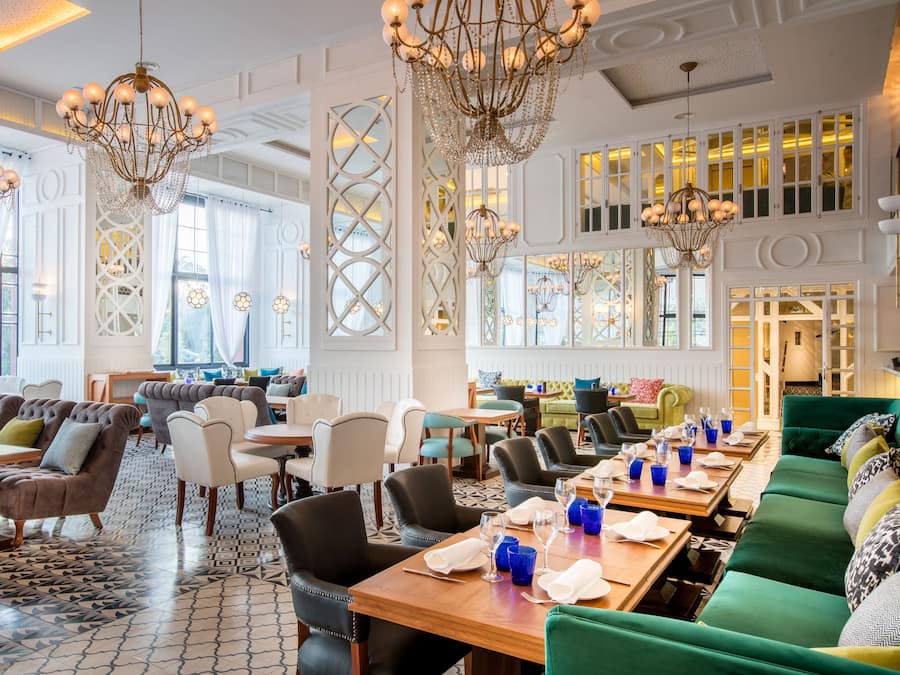 2 restaurantes; se sirve desayuno, almuerzo y cena; cocina mediterránea