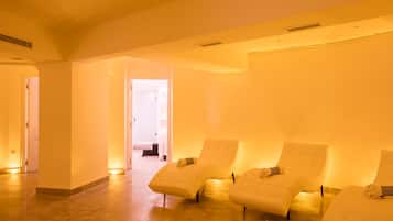 Un cuarto de spa con tres sillas reclinables, una puerta que da a otra habitación y un suelo de color claro.