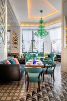 2 restaurants; breakfast, lunch and dinner served 