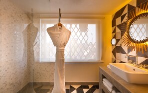 Suite (Prestige) | Badezimmer | Dusche, Regendusche, Designer-Toilettenartikel, Haartrockner