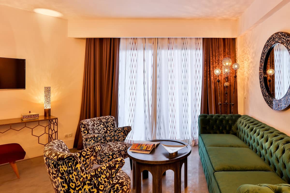 Suite (Prestige) | Wohnbereich | 48-Zoll-Flachbildfernseher mit Satellitenempfang, Fernseher
