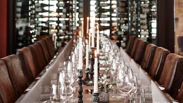 3 restaurants, breakfast, lunch, dinner served; local cuisine