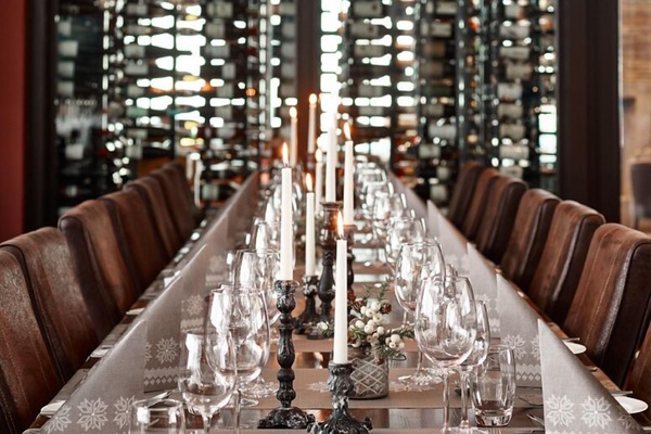 3 restaurants; breakfast, lunch and dinner served