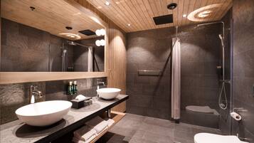 Deluxe Suite - Nevelfjell | Bathroom | Shower, free toiletries, towels