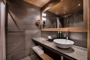 Chambre Double | Salle de bain | Douche, articles de toilette gratuits, serviettes fournies
