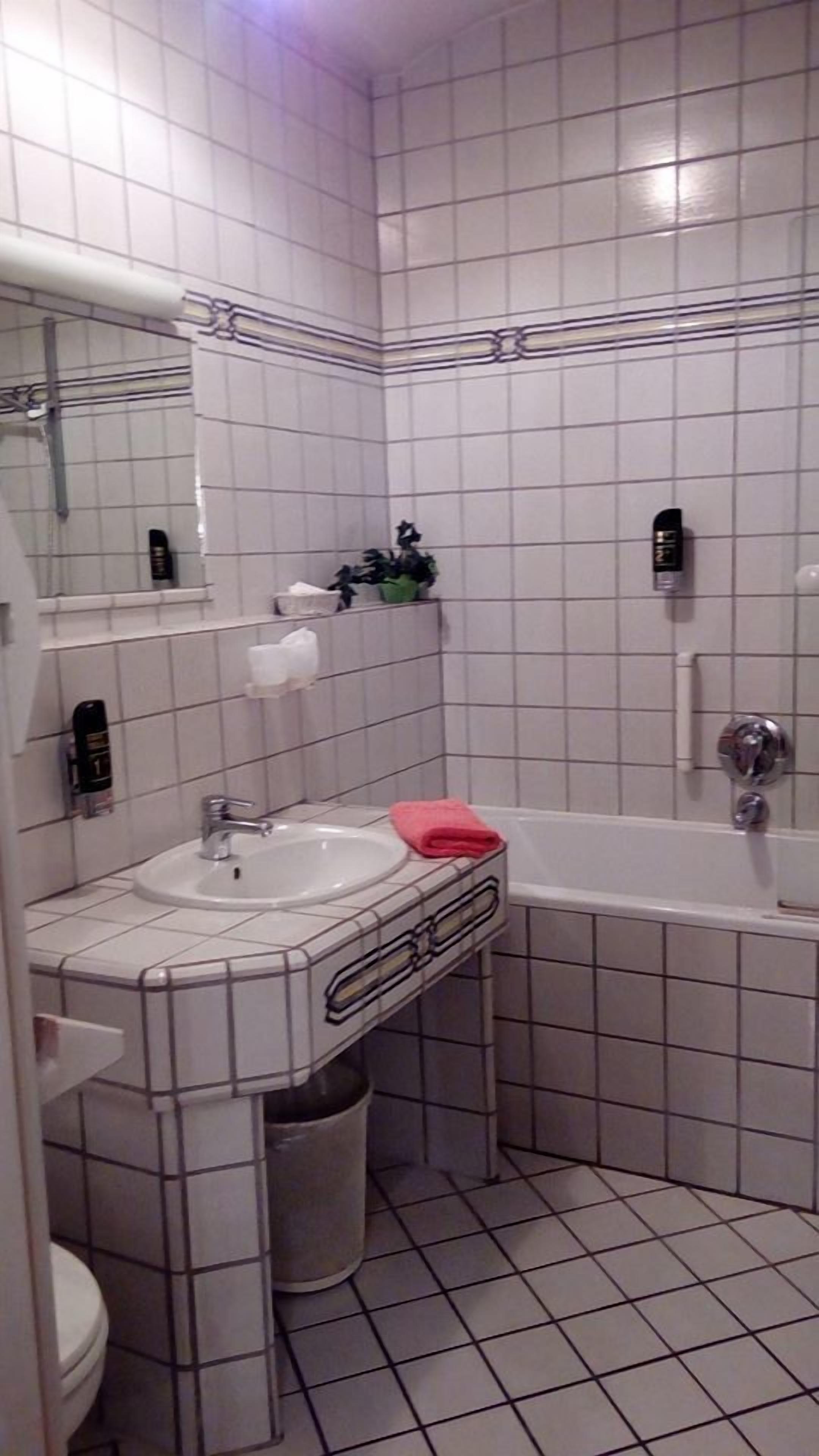 single room | bathroom | free toiletries, hair dryer, bathrobes, towels