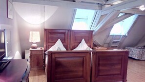 Quarto família | Roupas de cama premium, frigobar, escrivaninha, berços grátis