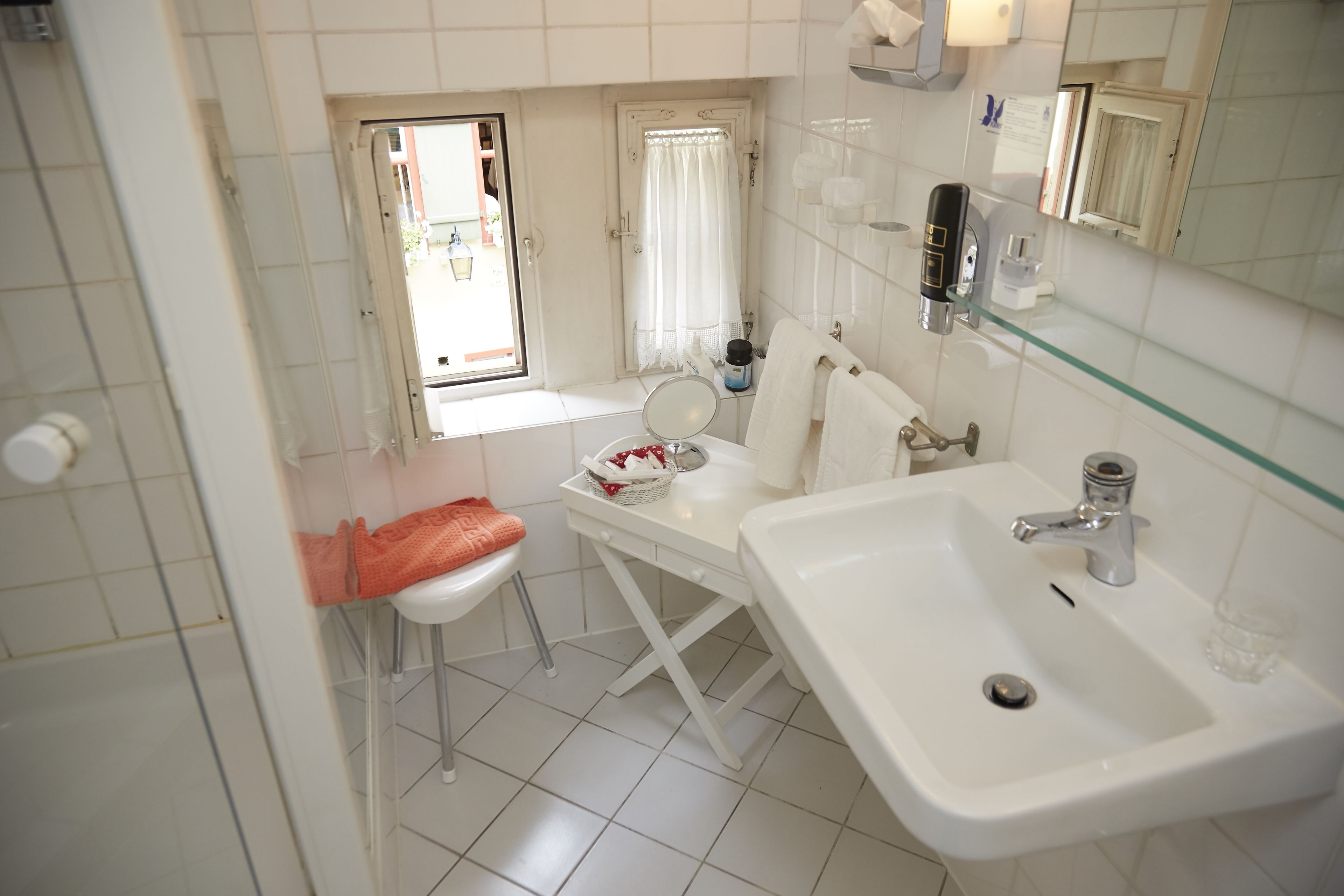 double room | bathroom | free toiletries, hair dryer, bathrobes, towels