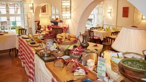 A buffet setup with various food items and a sign indicating 'Diät- und Leichtkost' (diet and light meals). - Hotel Weisses Ross (Dinkelsbuehl)