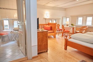 双人房 | 高档床上用品、迷你吧、办公桌、免费婴儿床