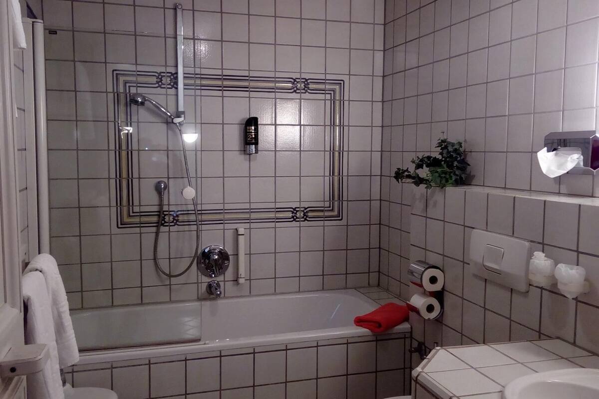 triple room | bathroom | free toiletries, hair dryer, bathrobes, towels