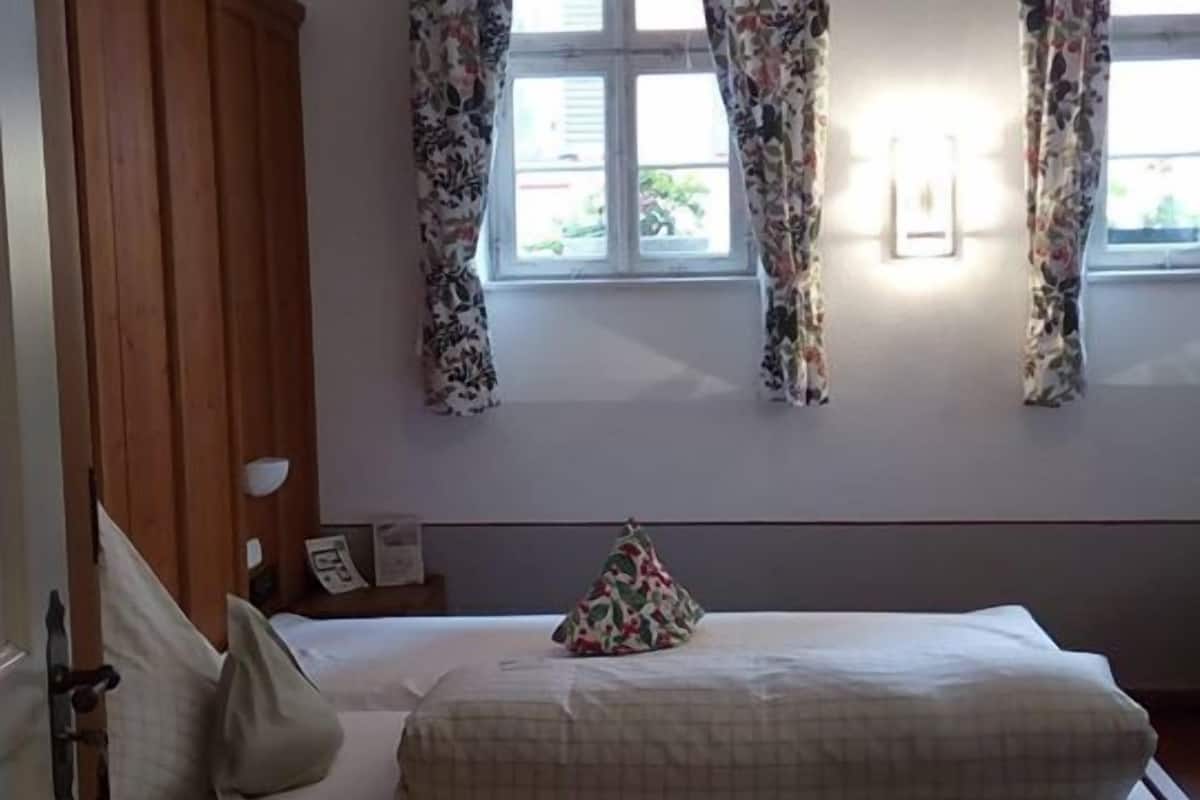 single room | premium bedding, minibar, desk, free cots/infant beds