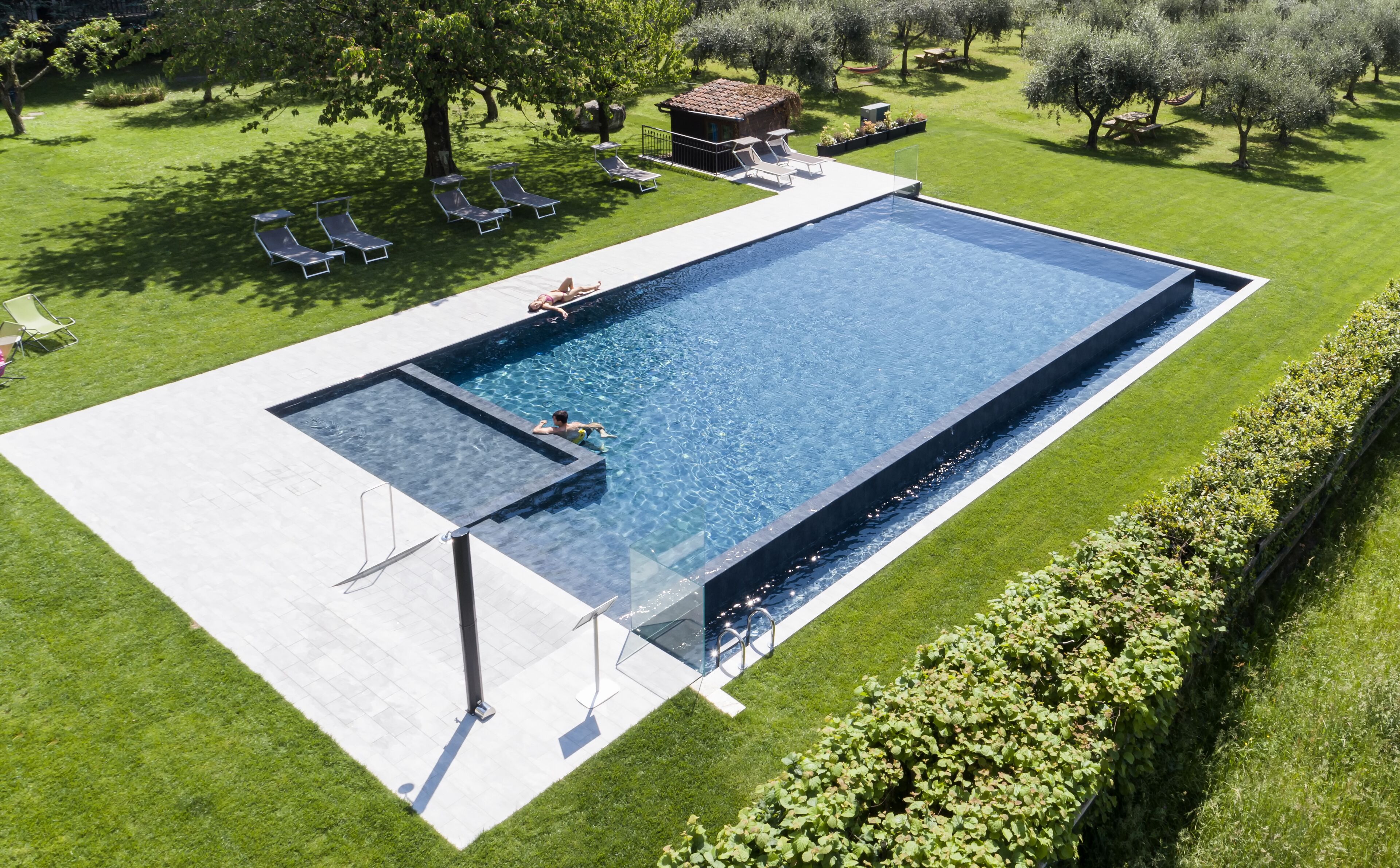 Piscina stagionale all'aperto, lettini