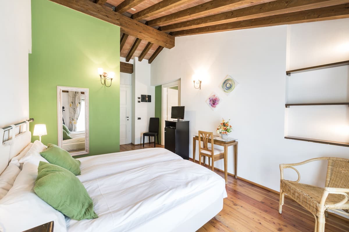 Minibar, escritorio, wifi gratis y ropa de cama