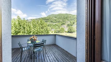Familienzimmer, Terrasse | Minibar, Schreibtisch, kostenloses WLAN, Bettwäsche