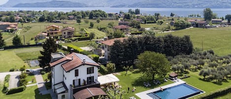 Een seizoensgebonden buitenzwembad, ligstoelen bij het zwembad