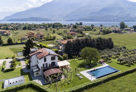 Seasonal outdoor pool, sun loungers. Agriturismo Ca' del Lago