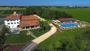 Un edificio grande con piscina y zona de estar al aire libre.