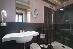 Double Room (Melograni) | Bathroom | Shower, free toiletries, hair dryer, bidet