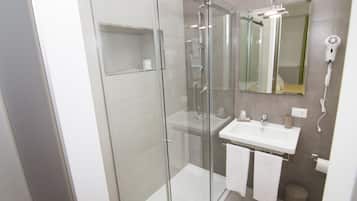 Shower, free toiletries, hair dryer, bidet