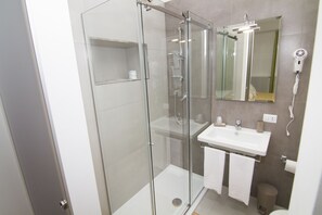 Pancuran mandi, kelengkapan dandanan diri percuma, pengering rambut 