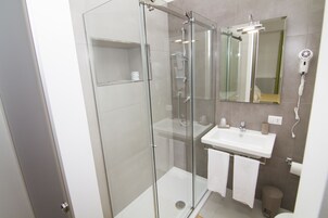 Ducha, artículos de tocador gratuitos, secador de pelo, bidet
