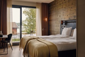 A hotel room with a bed, a desk, and a chair. - Marholmen (Norrtälje)