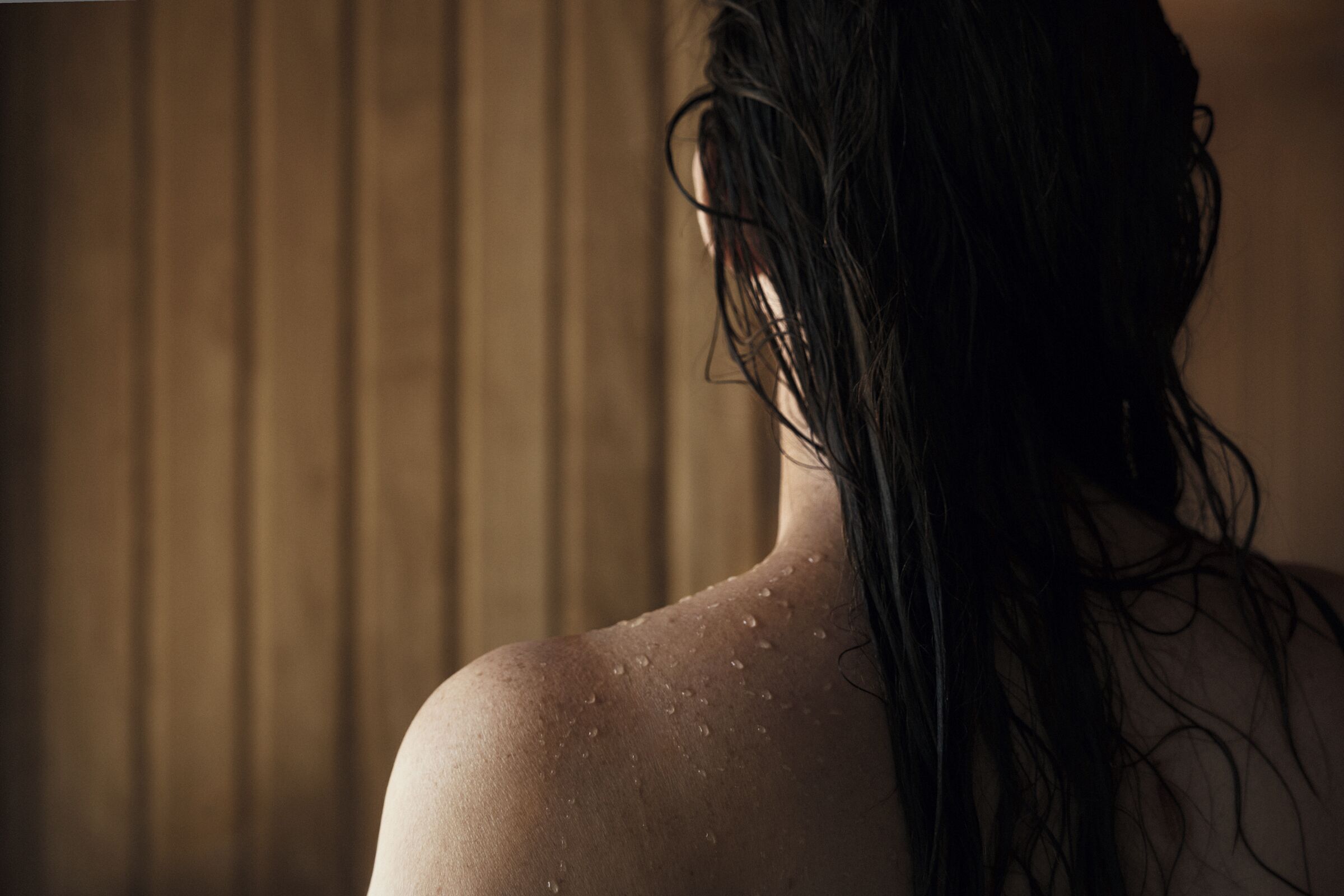 Una persona con el cabello mojado, lo que sugiere un posible área de ducha o baño.