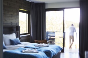 Escritorio y ropa de cama
