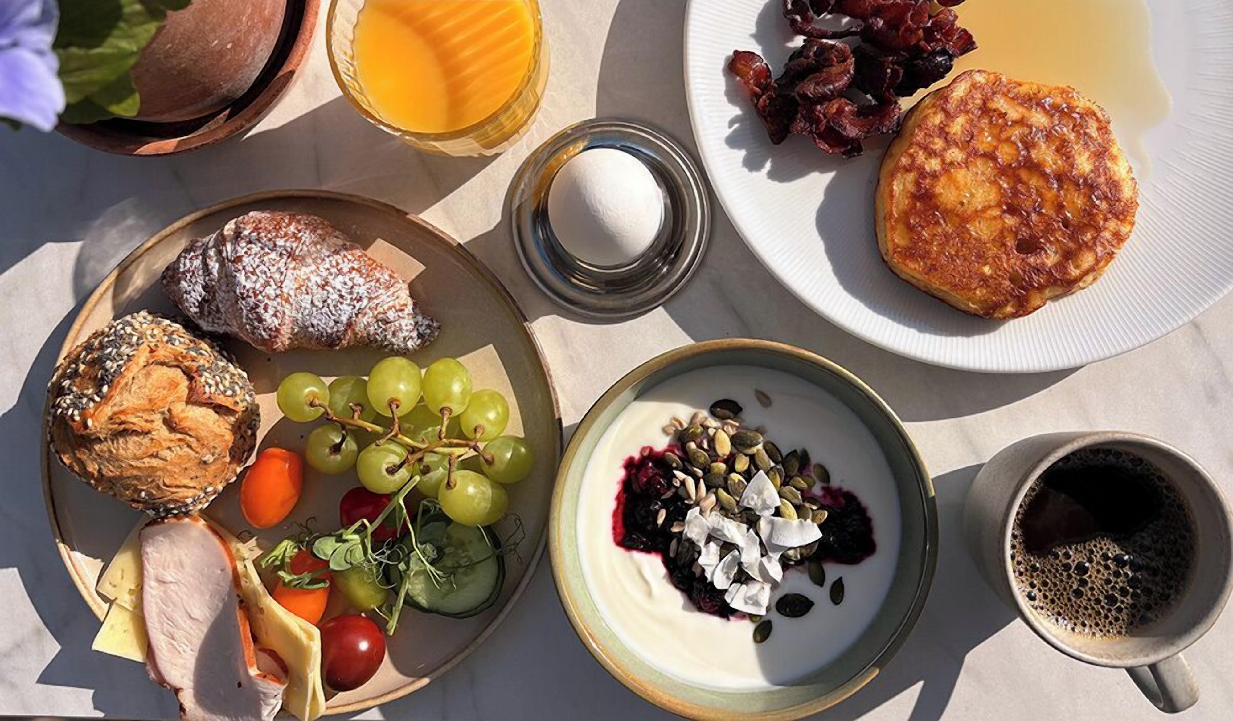 Un assortiment varié de plats et de boissons pour le petit-déjeuner.